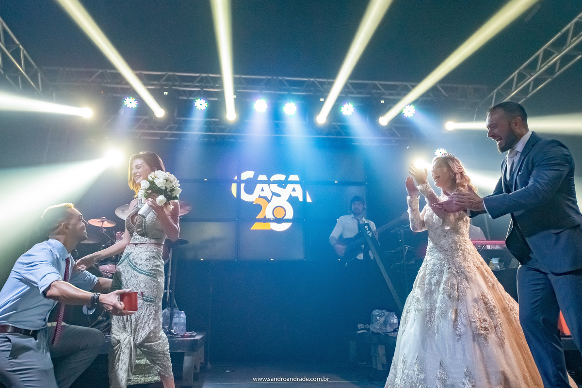 ajoelhou-se e a pediu em casamento.