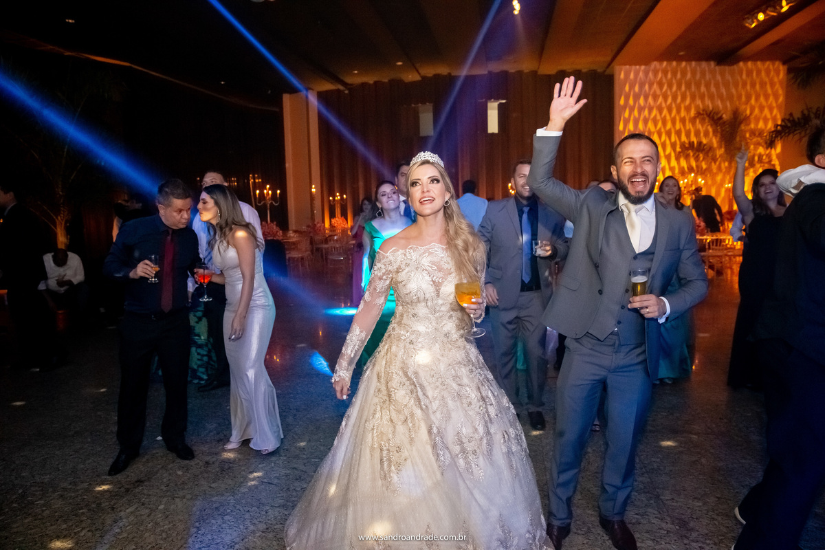 A festa chegando ao fim e os noivos estão para lá de animados, curtindo cada momento.