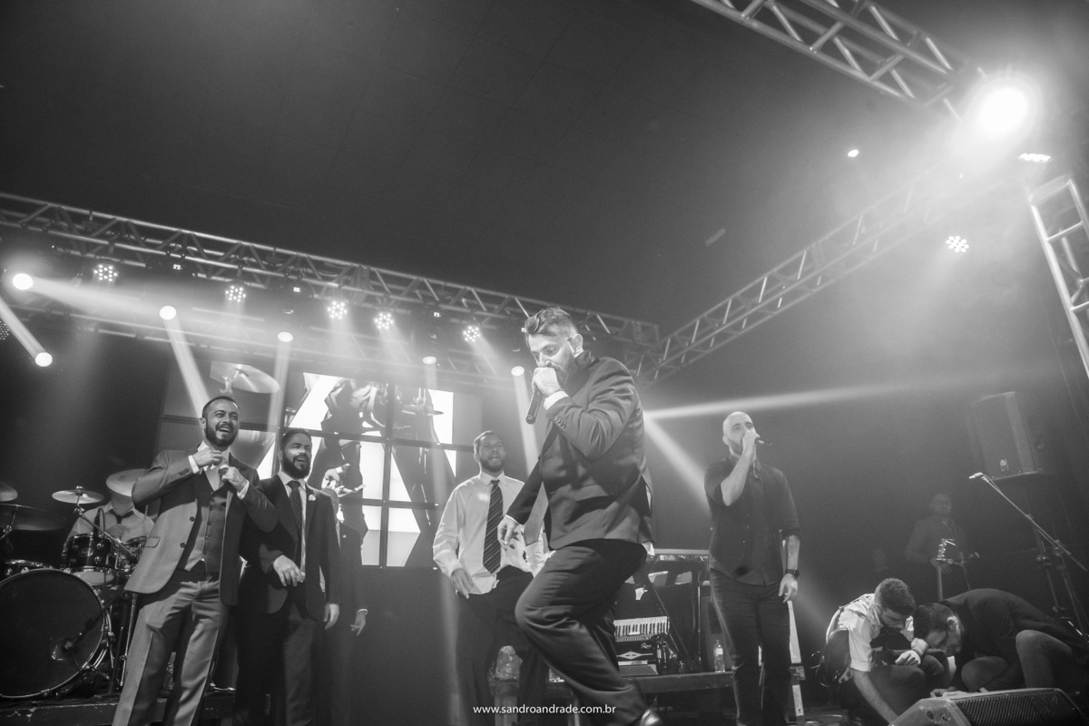 O noivo e os amigos no palco junto com a banda.