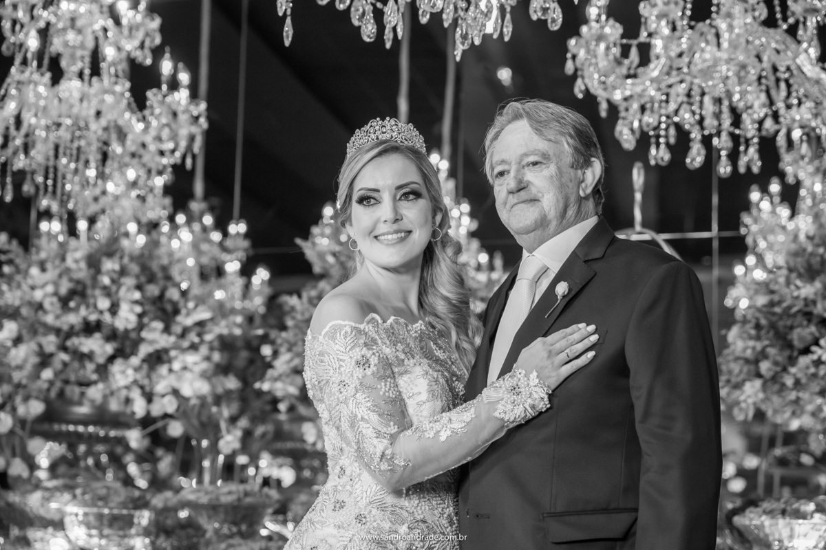 Em preto e branco, a noiva e seu amado pai.