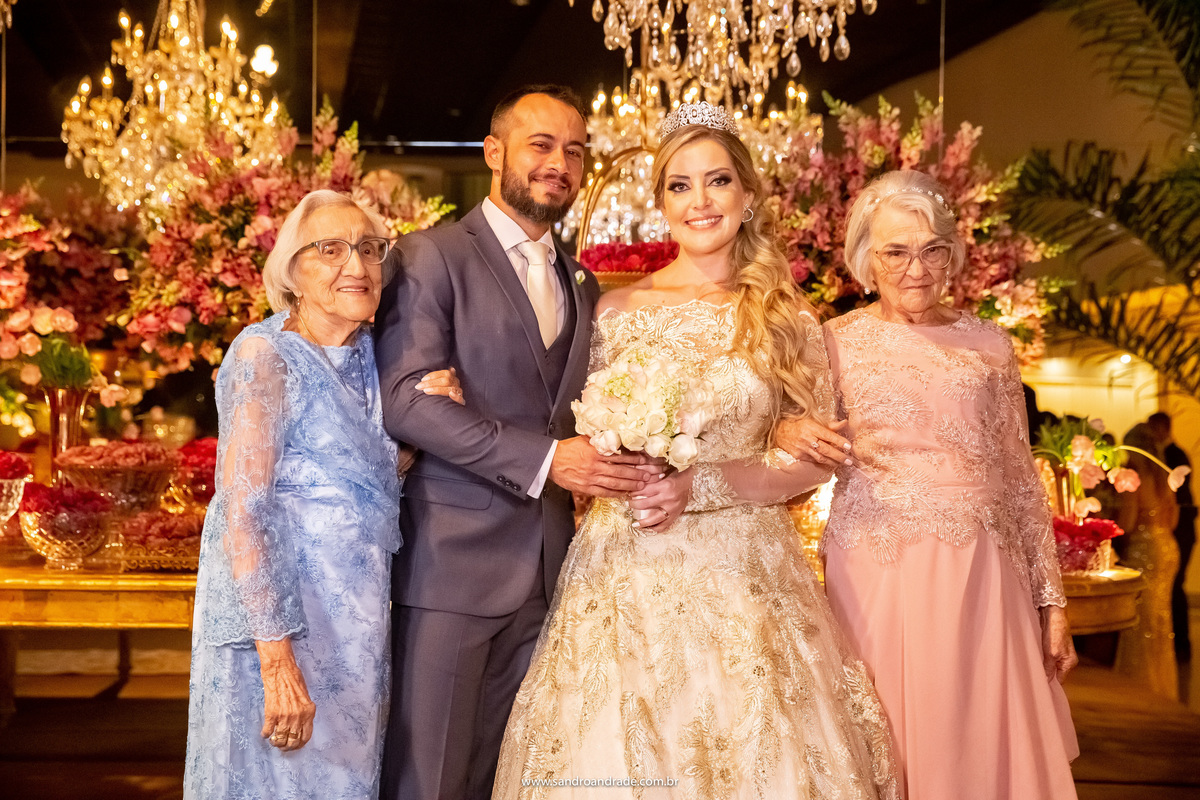 Os noivos e as avózinhas.