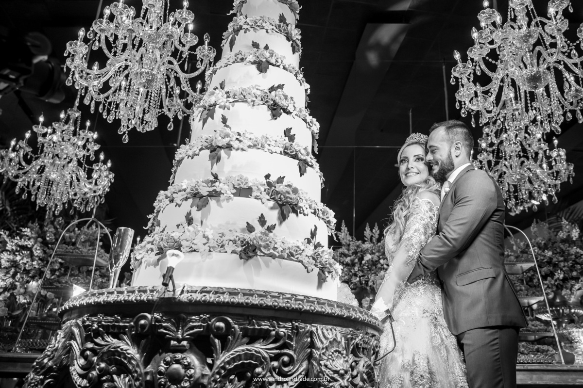 Retrato do casal na mesa do bolo, fotografia PB.