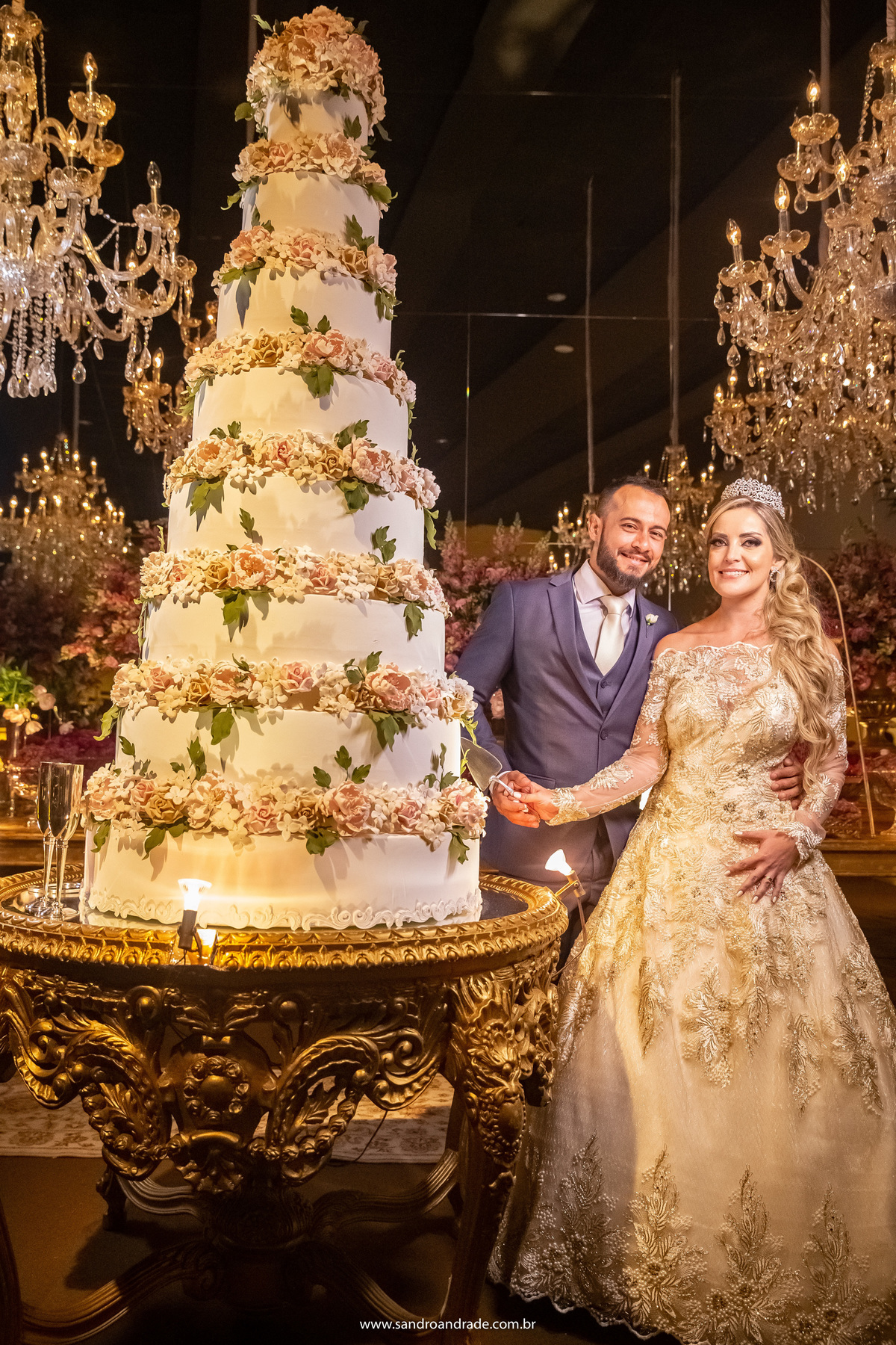 Retrato do casal, durante o corte do bolo.