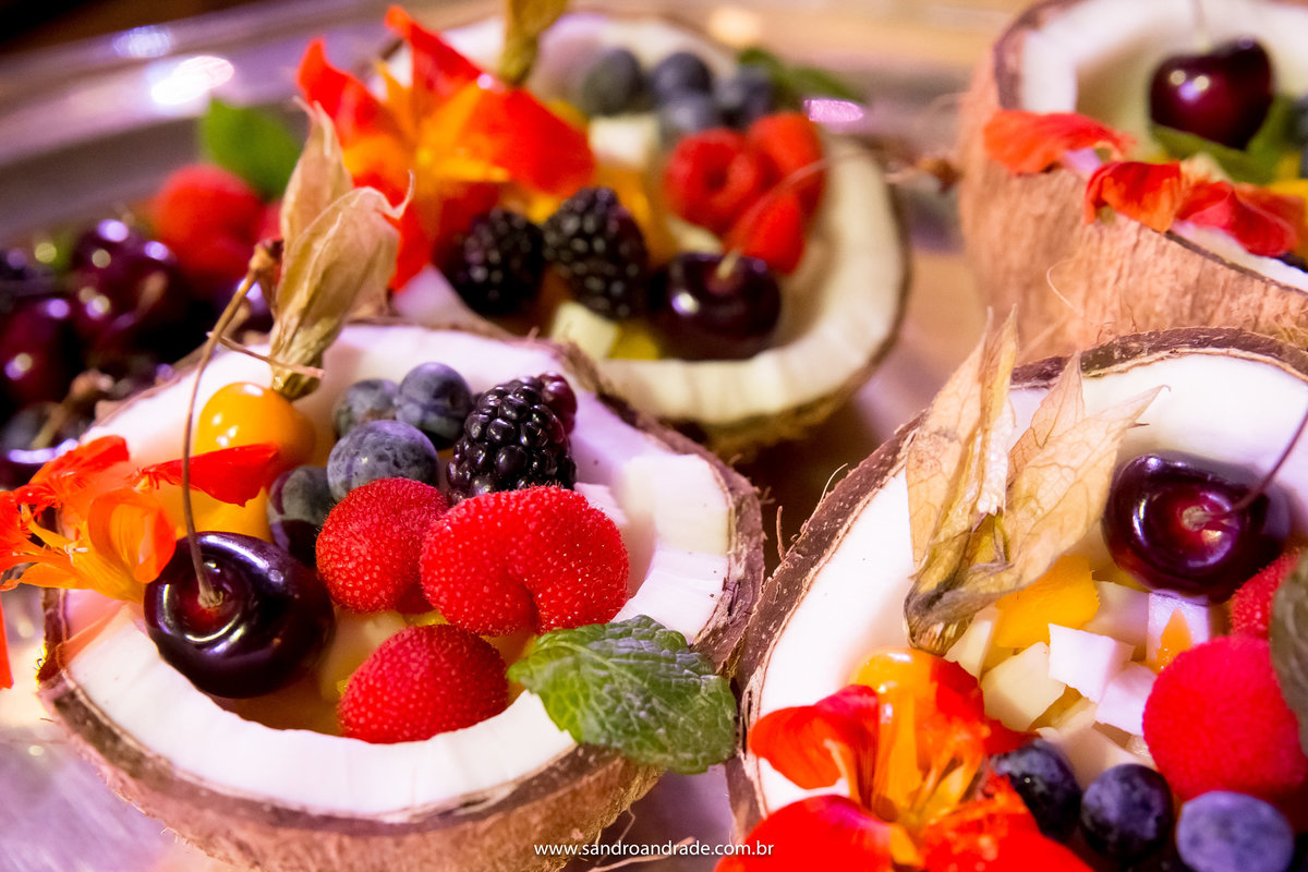 Salada tropical com frutas servidas dentro de um coco seco.
