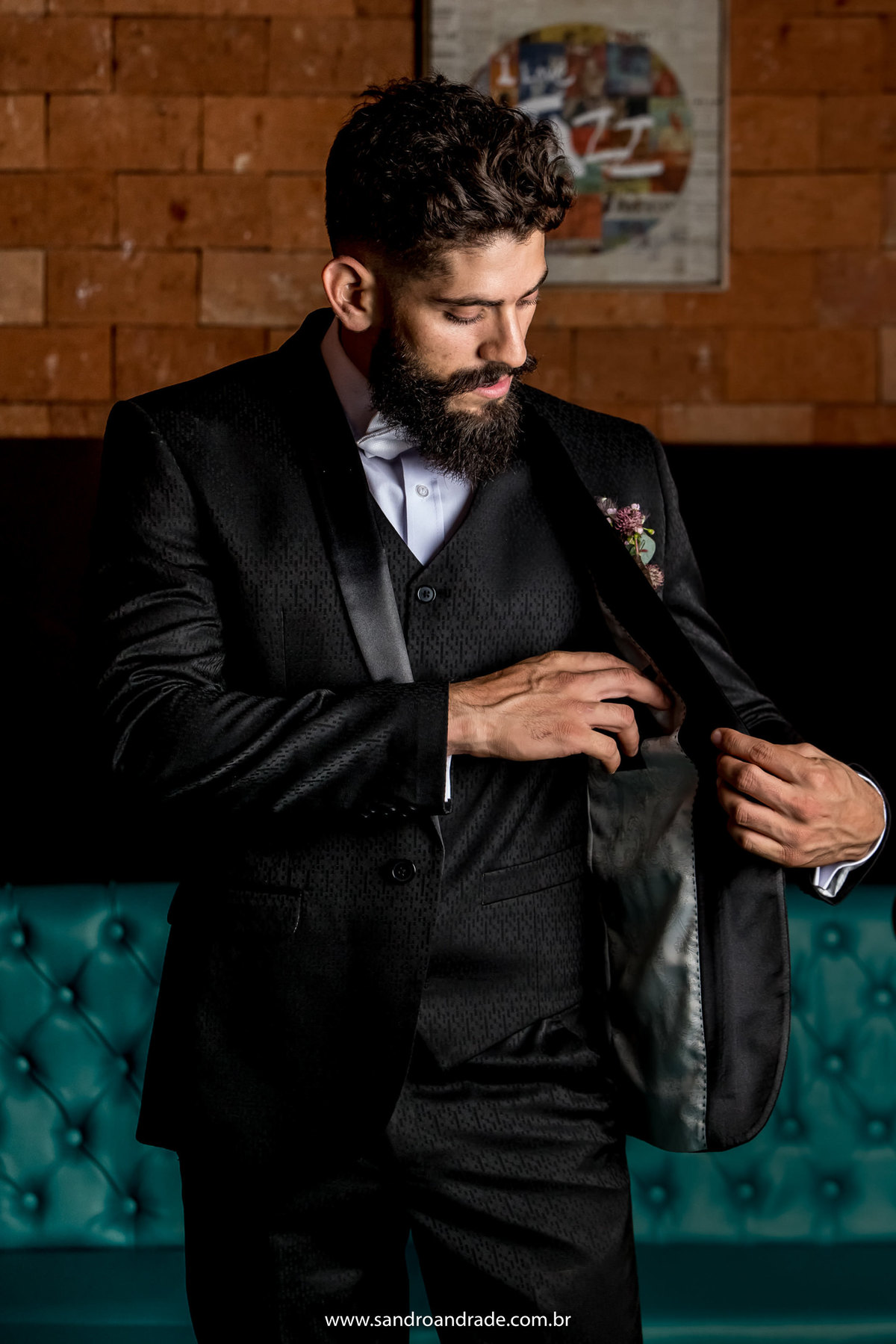 Um dos modelos posando meciendo no terno.