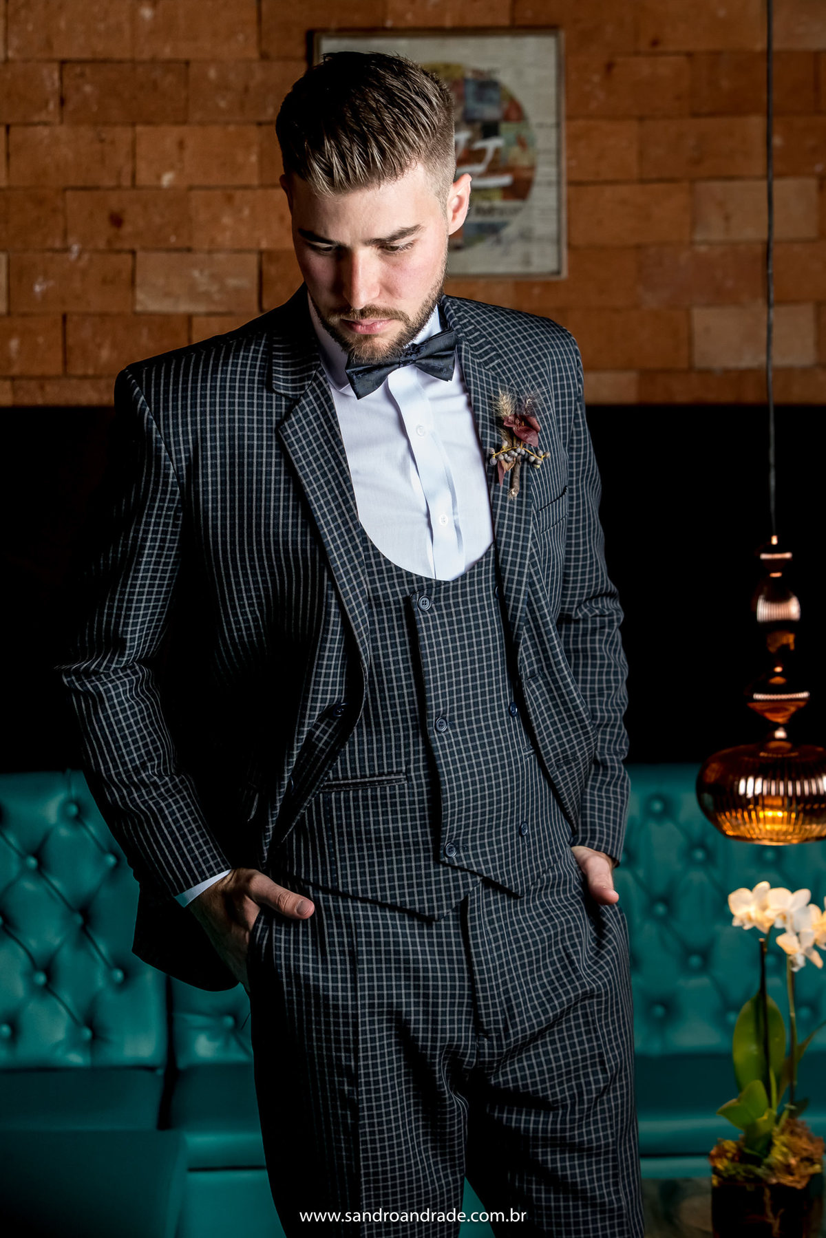 O terceiro modelo posando com o traje completo de padrinho.