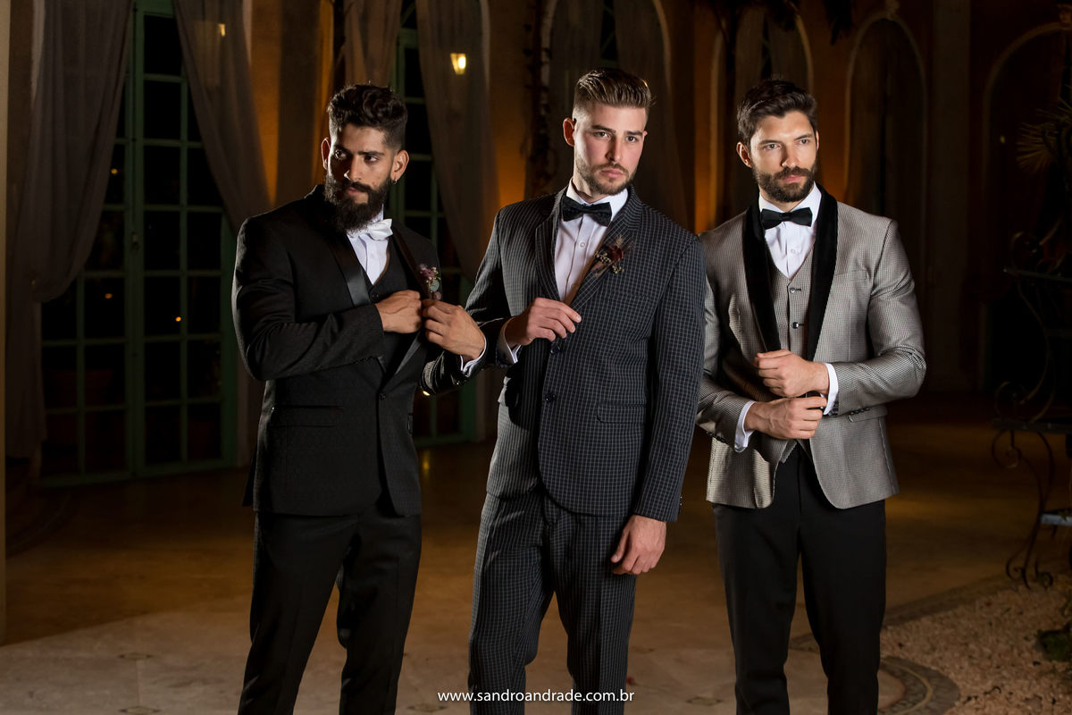 Os modelos Arthur Gouveia, Fábio Callai e Ramon Borges, posando com belos ternos da Maxime Noivos e BlackTie.