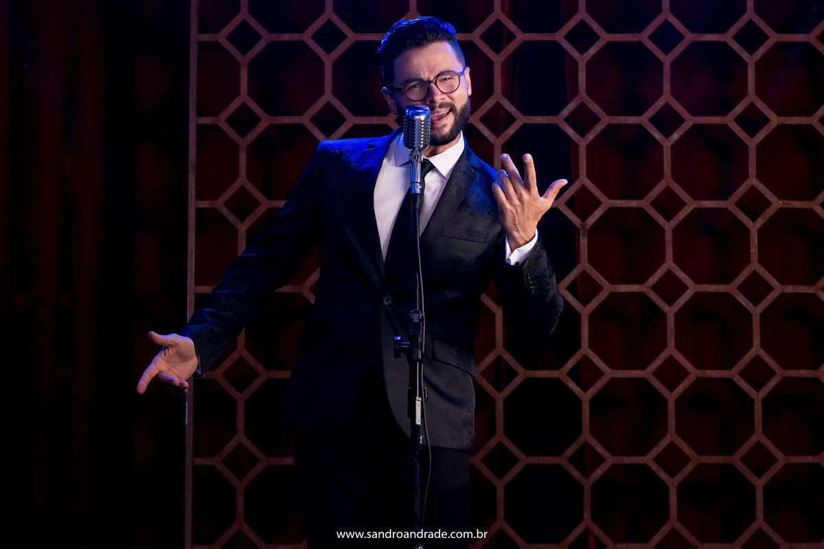 O músico Davi Ramiro, cantando para os modelos do editorial de inverno da Villa edição 2017.