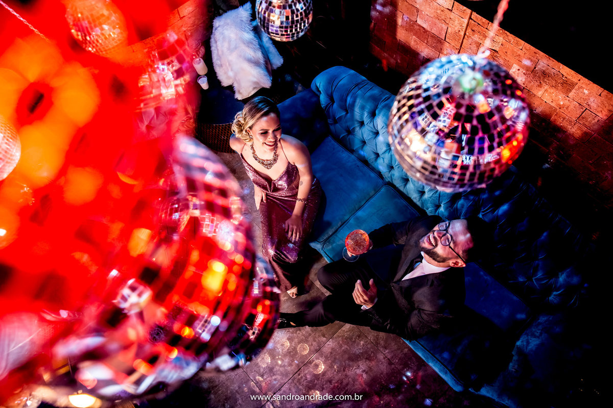 O musico Davi Ramiro posando de modelo, gargalhando com a Paula Rafante.