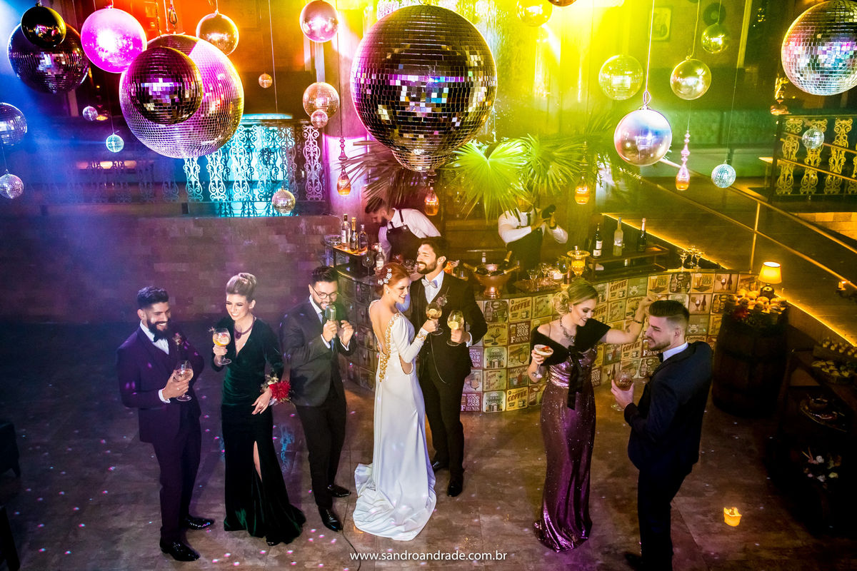 Ainda estão dançando na boate.