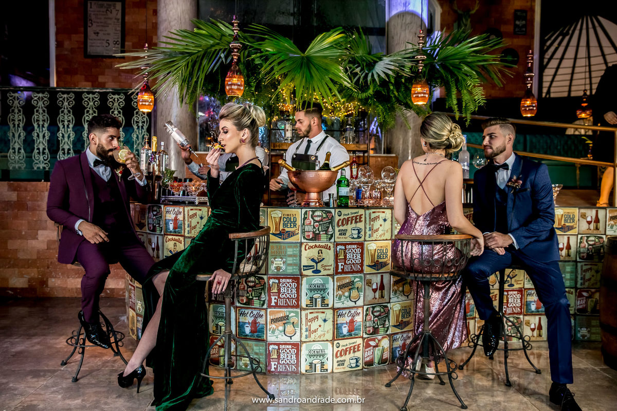 Os casais no bar da Mix Drinks, rindo e conversando.