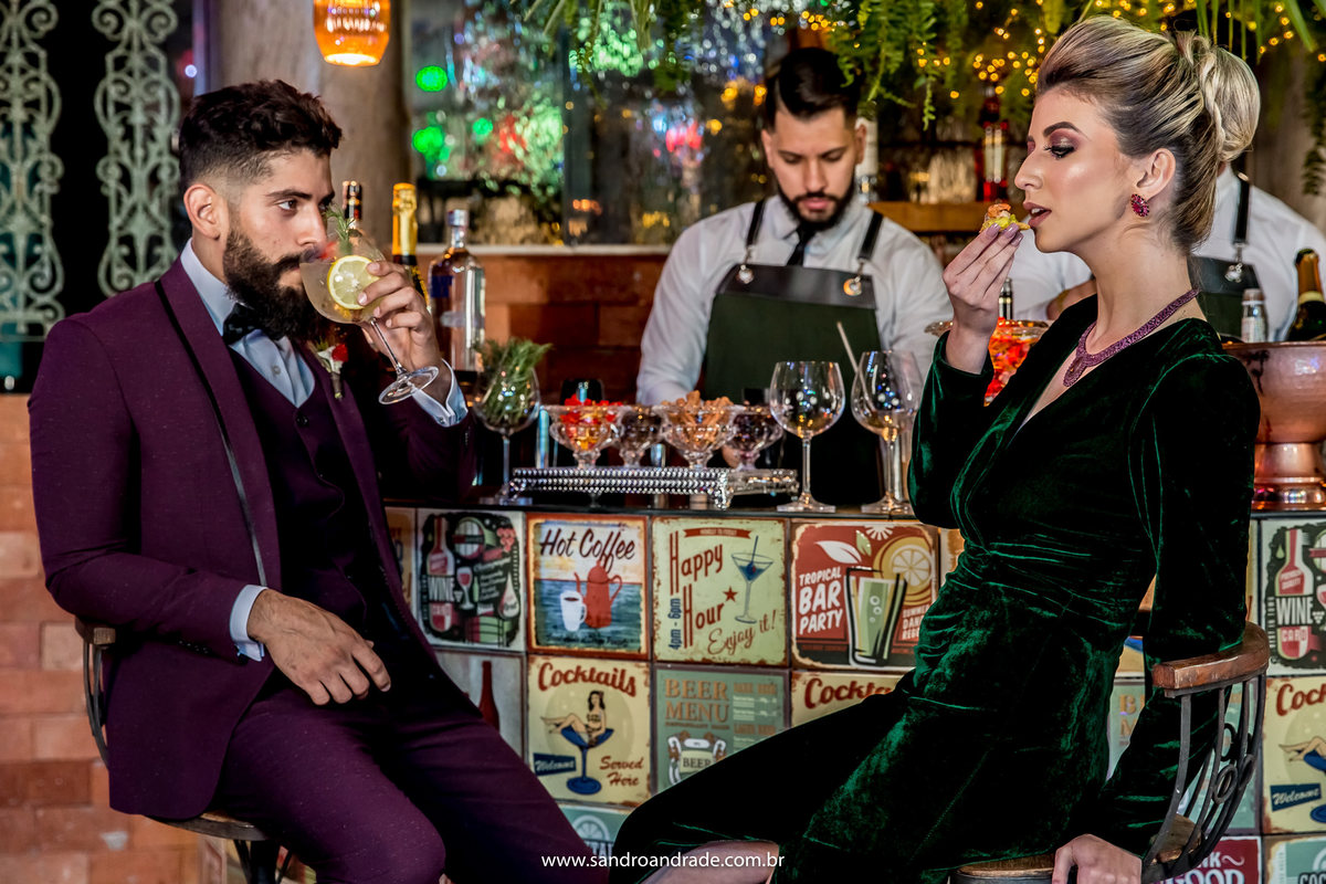 Os modelos apreciando bebidas e aperitivos.