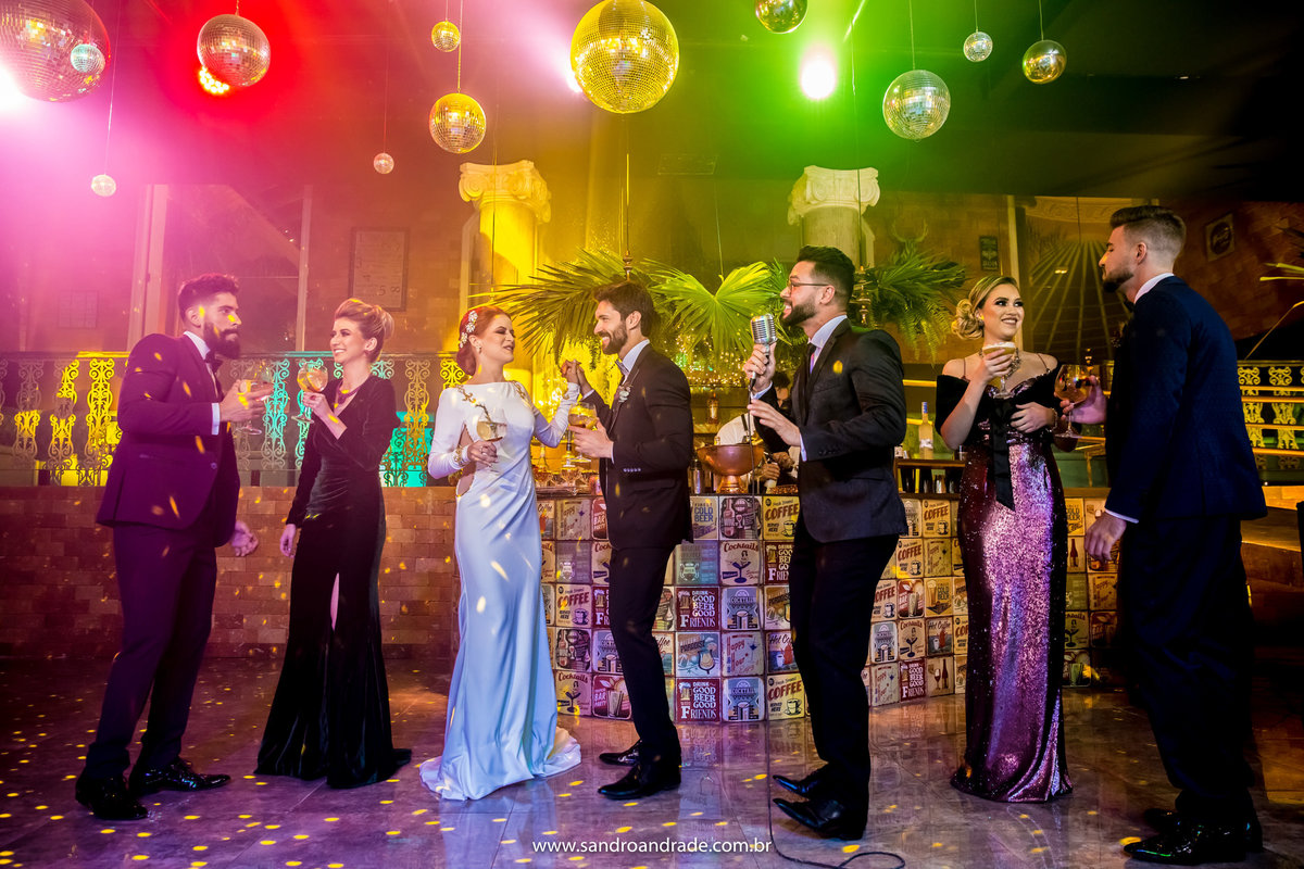 Agora todos os casais estão dançando na boate.