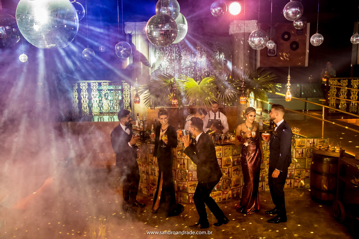 Enquanto isso..na boate os outros modelos continuam bebendo e se divertindo, com muita luz, cores e fumaça do gelo seco.