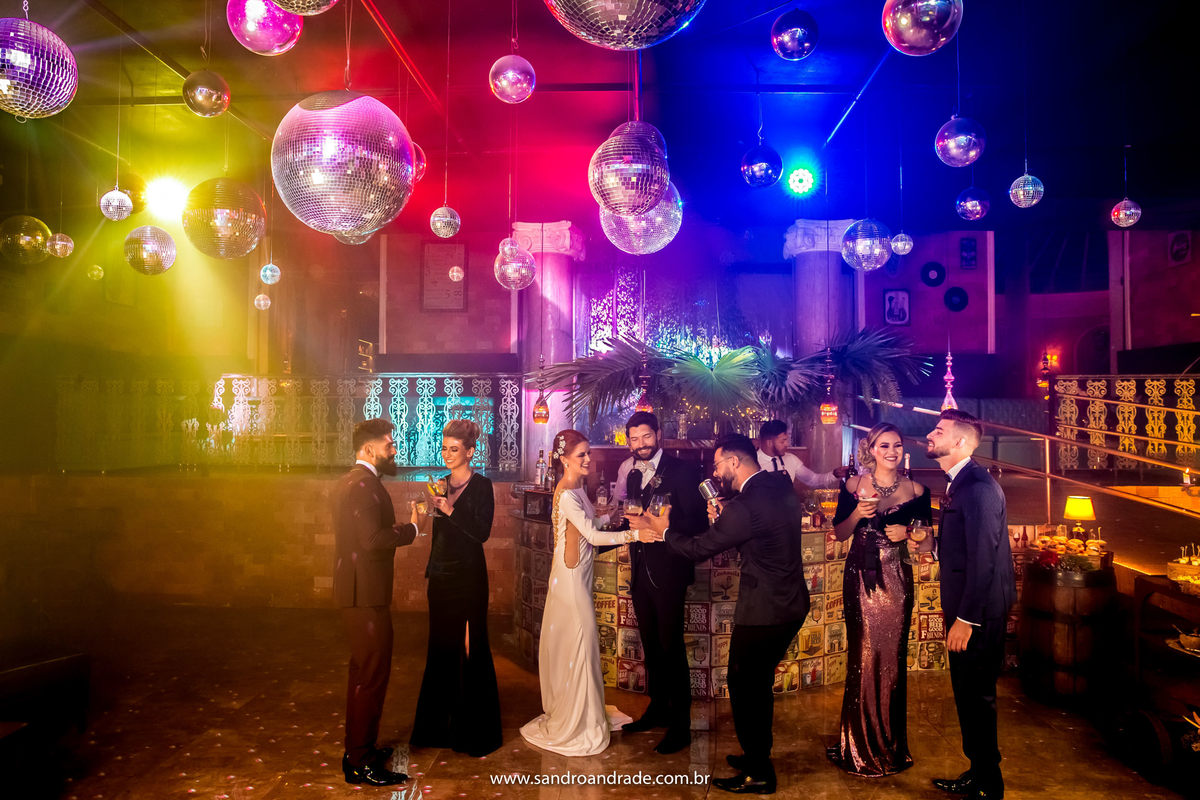 Com o casal principal de volta na pista de dança, com muita música e cores.