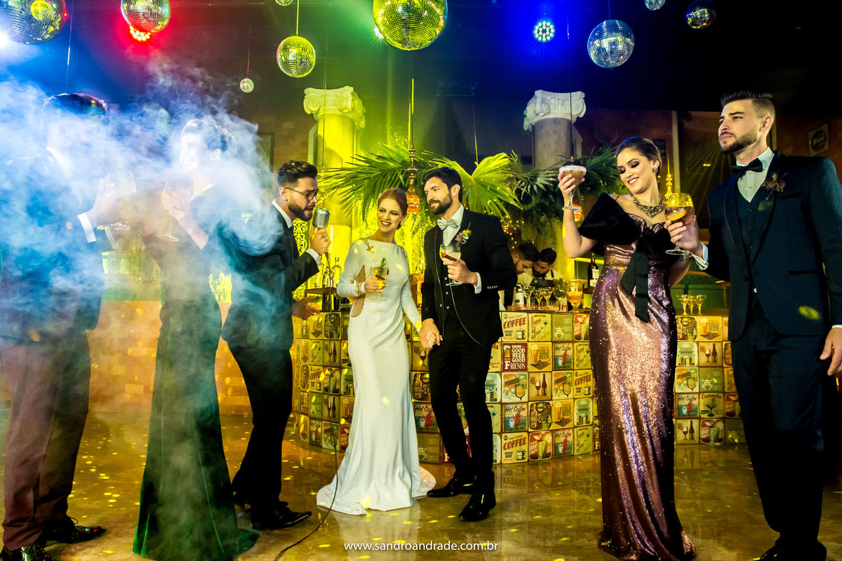 Todos dançando e com muita fumaça.