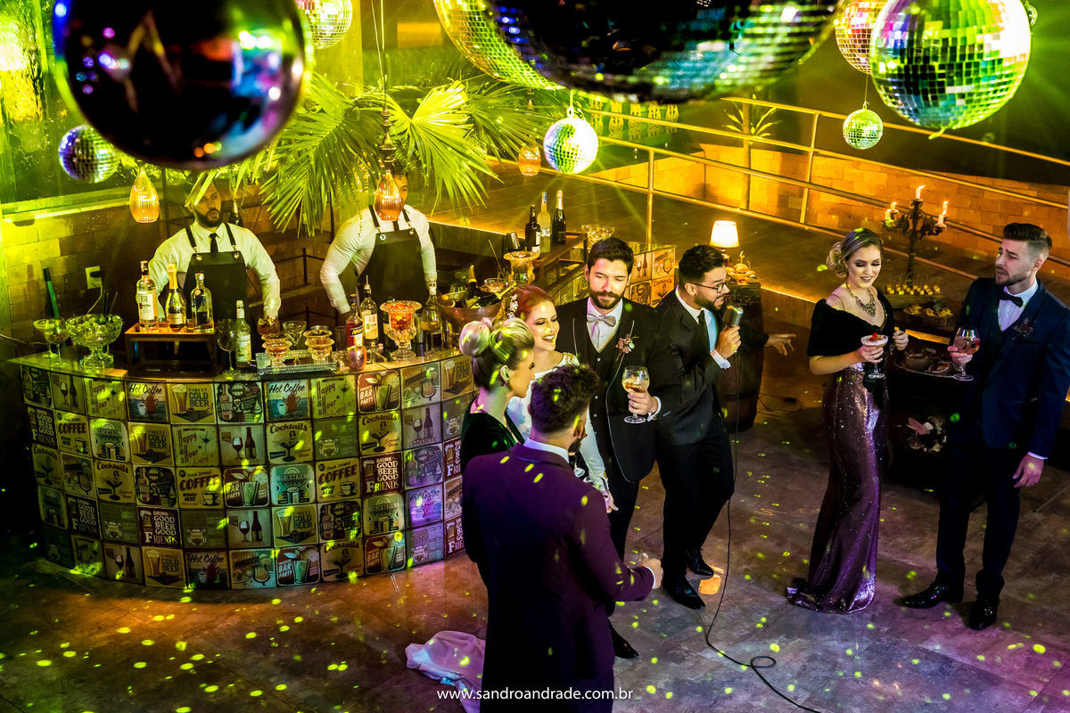 Com o músico Davi Ramiro no meio deles cantando, todos se divertem.