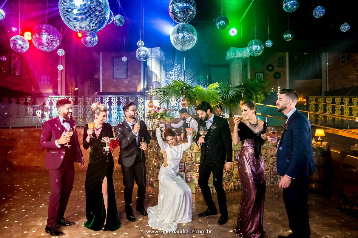 e dançando muito ela vai até o chão, todos riem espontaneamente quando ela se solta.