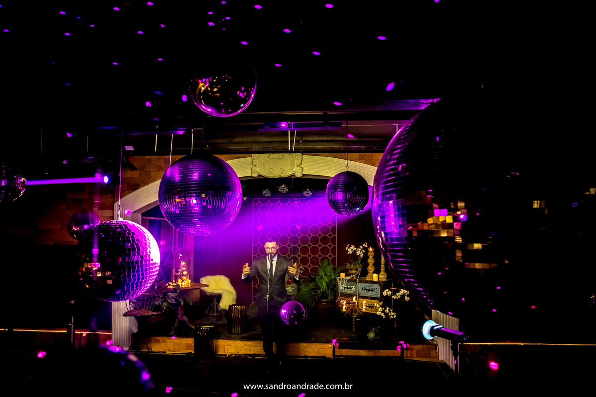 Davi Ramiro cantando na boate da Villa Giardini.