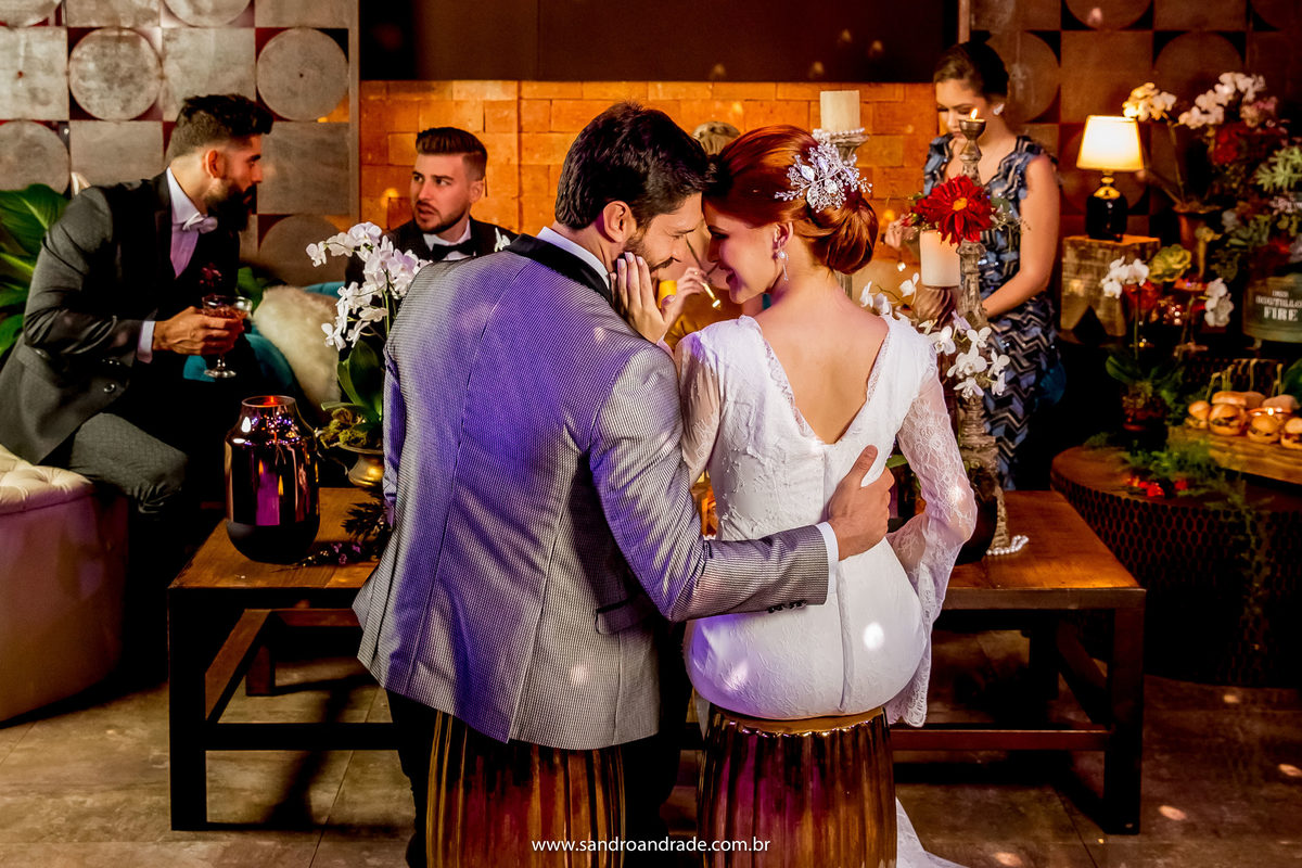 Como um casal real, eles chegam bem perto um do outro.