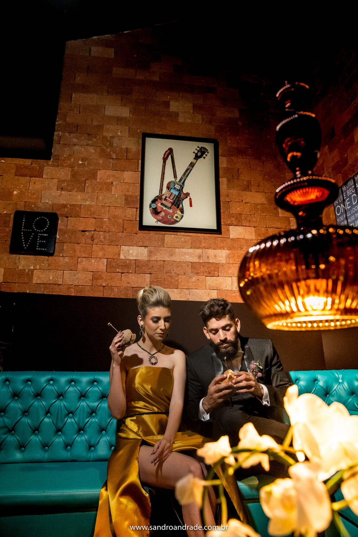 A modelo Darla comendo das comidas de Andreia Sales com o modelo que fez par com ela.