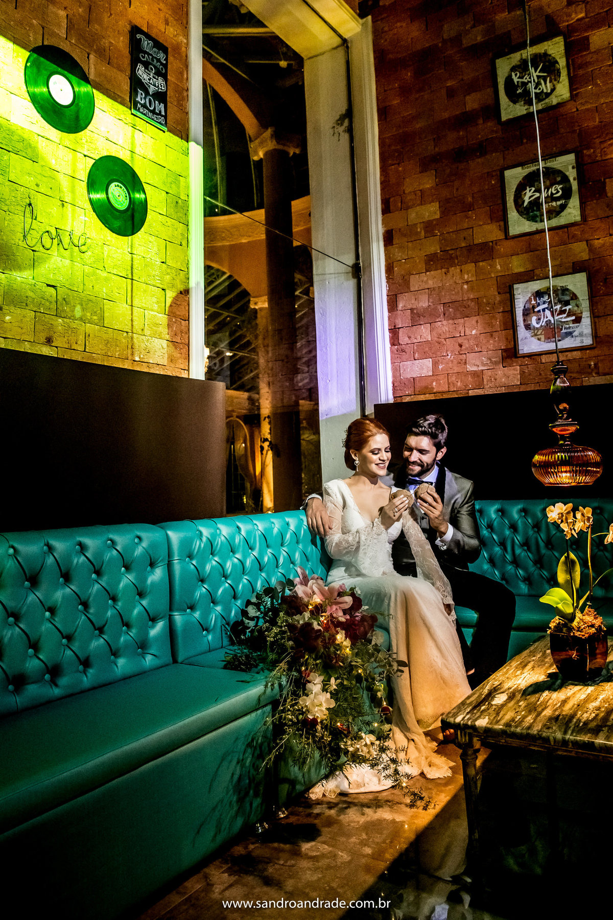 O casal de modelos no lounge.