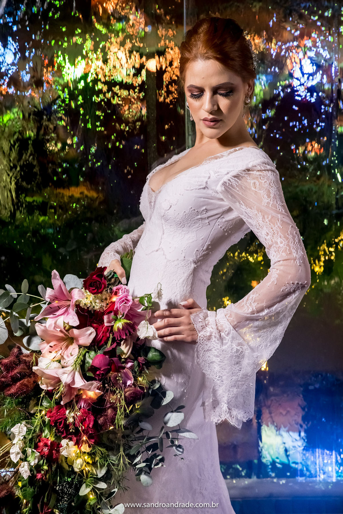 A modelo Leticia posa com modelito de vestido de noiva da Bruna Mustefaga.