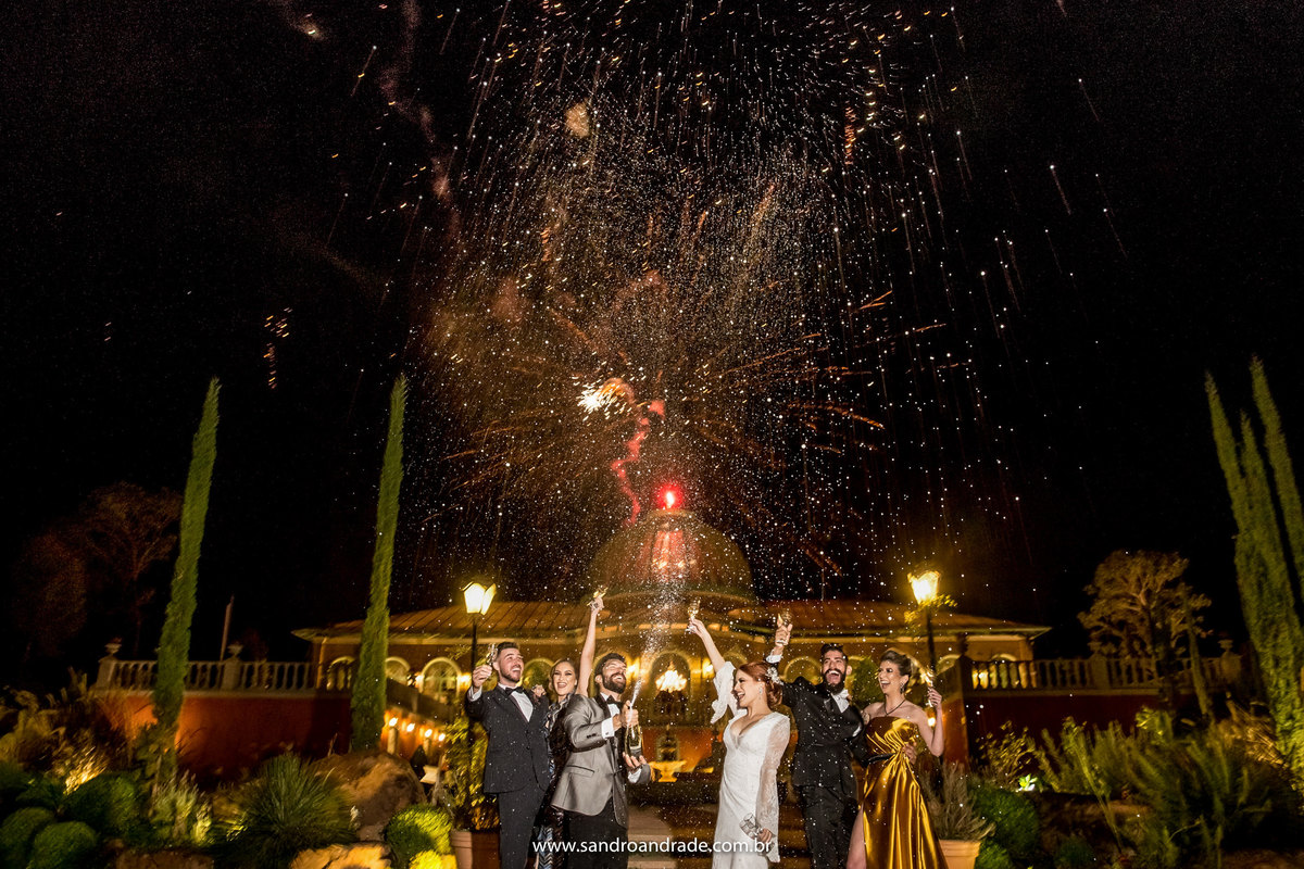 Agora quase finalizando este album, temos uma linda queima de fogos atras do palazzo e os casais estouram um espumante da DOC Brasília, tudo sob o olhar único do fotógrafo de BSB Sandro Andrade. 