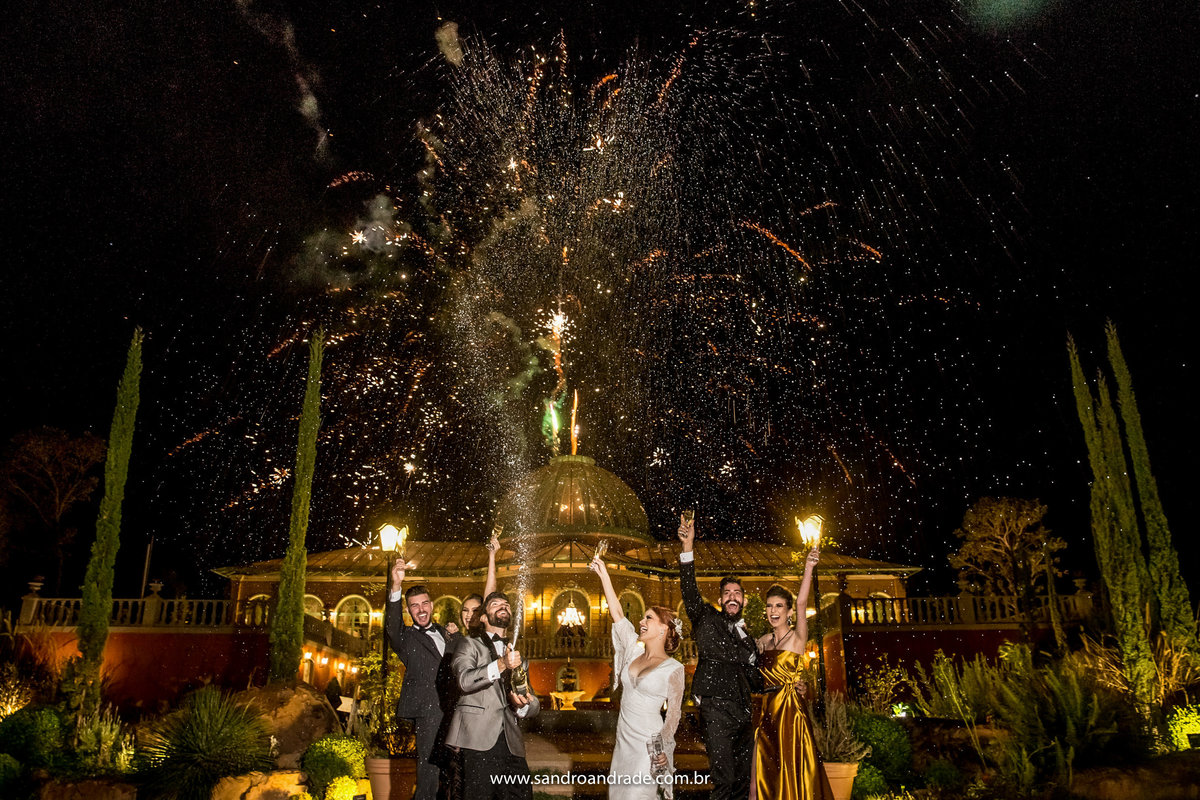 E para finalizar uma fotografia de toso se divertindo com a queima de fogos e espumante. Editorial realizado pela Villa Giardini, nos comandos da fotografia sob a responsabilidade de Sandro Andrade fotógrafo de casamentos.