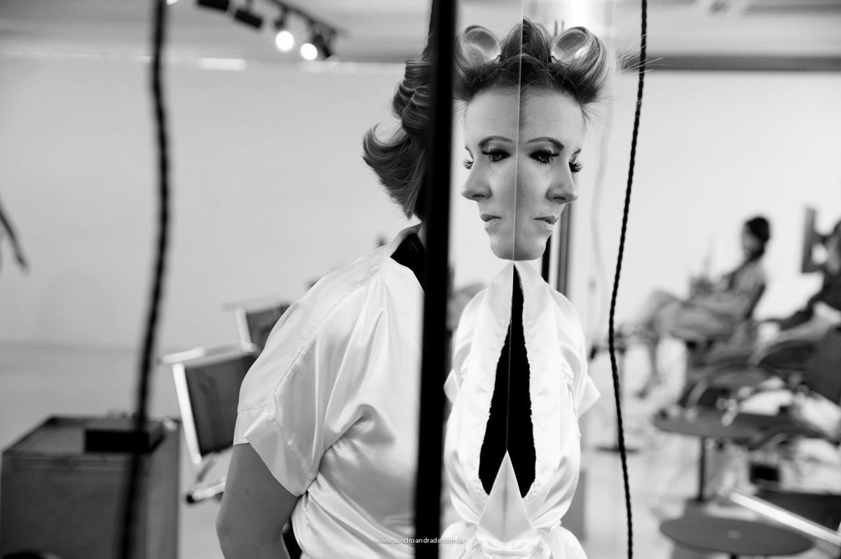 A noiva observando sua mae sendo maquiada, sobre o olhar atento do fotografo Sandro Andrade