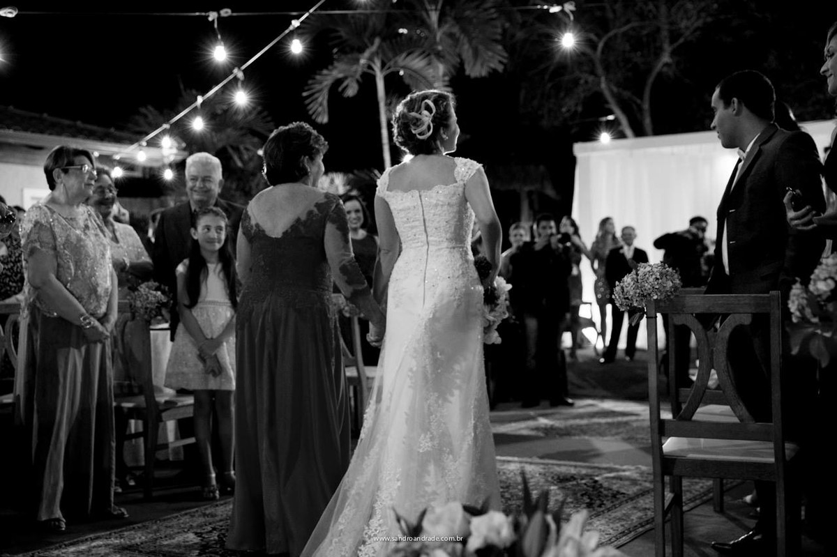 Entrada da noiva com sua mãe, enquanto o noivo a espera no altar ansioso