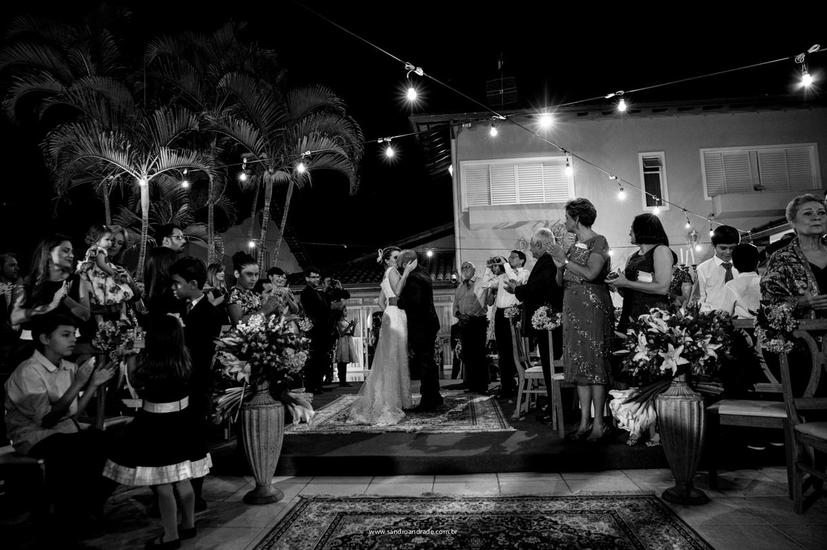 O beijo dos noivos durante a saída