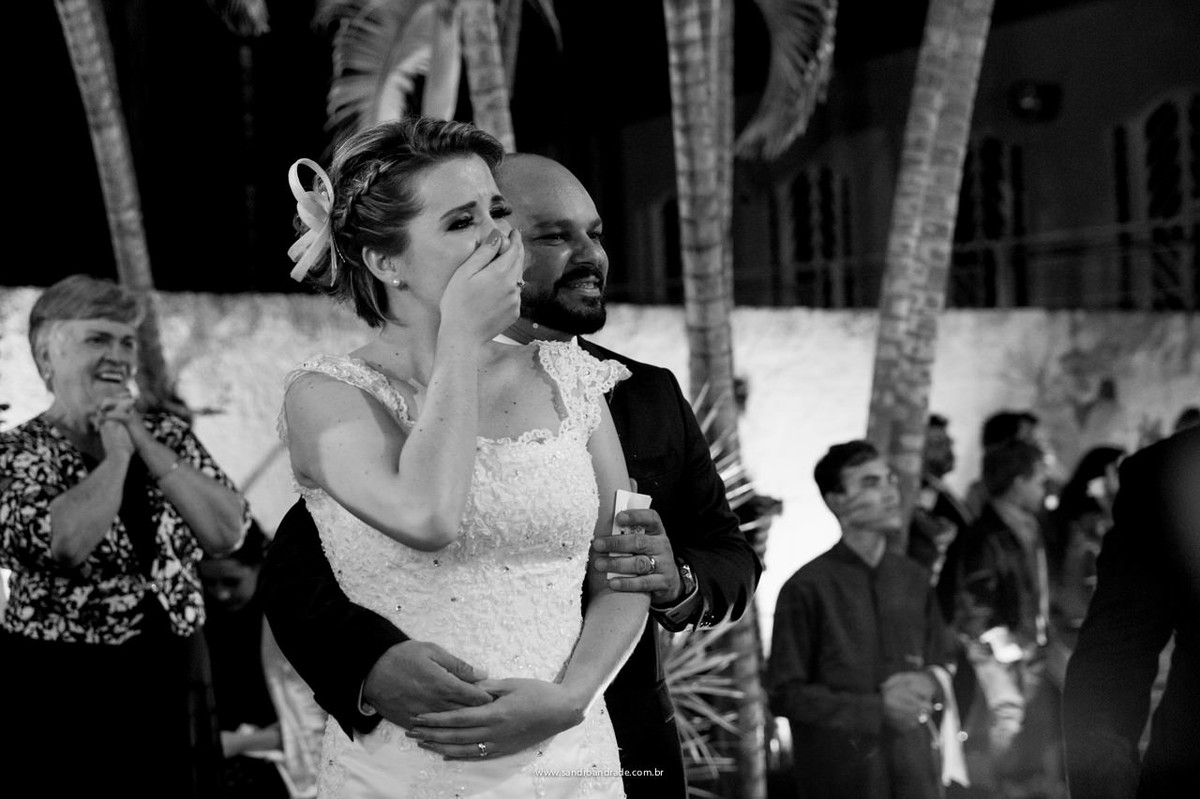 Emoção, a noiva se emociona ao ver video com fotos de seu amado e saudoso pai