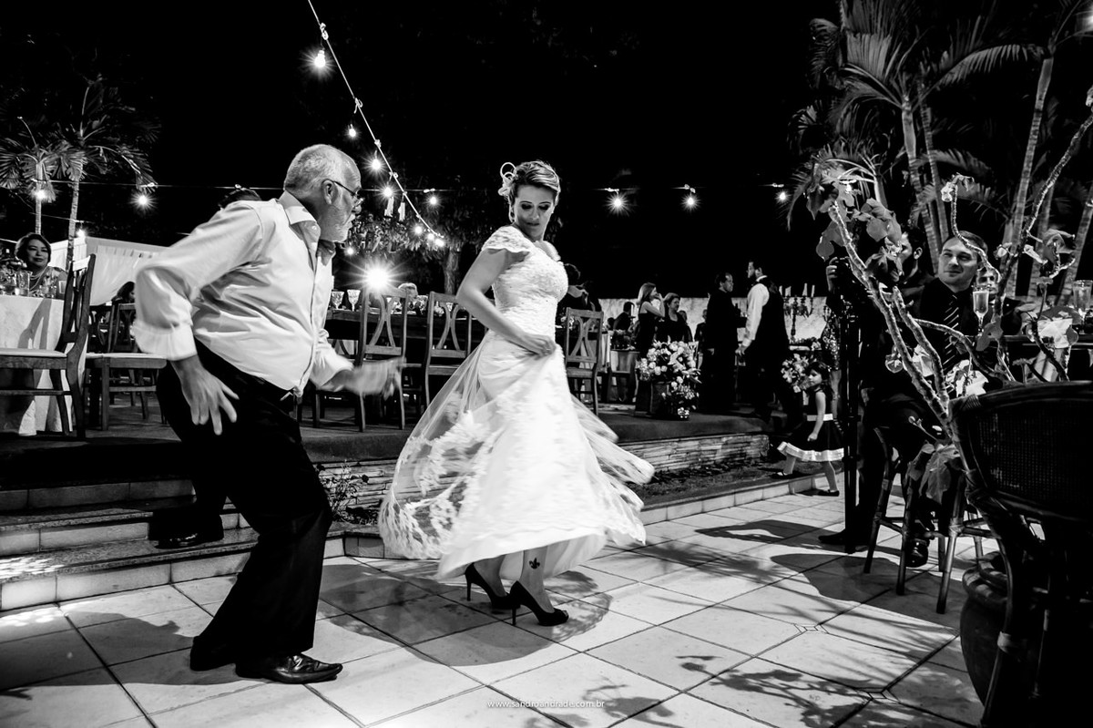 A noiva dançando com seu tio