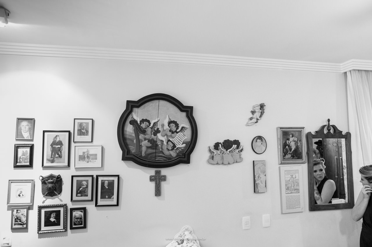 Em uma decoração que é a recordação de seu pai, a noiva coloca os seus brincos frente ao espelho