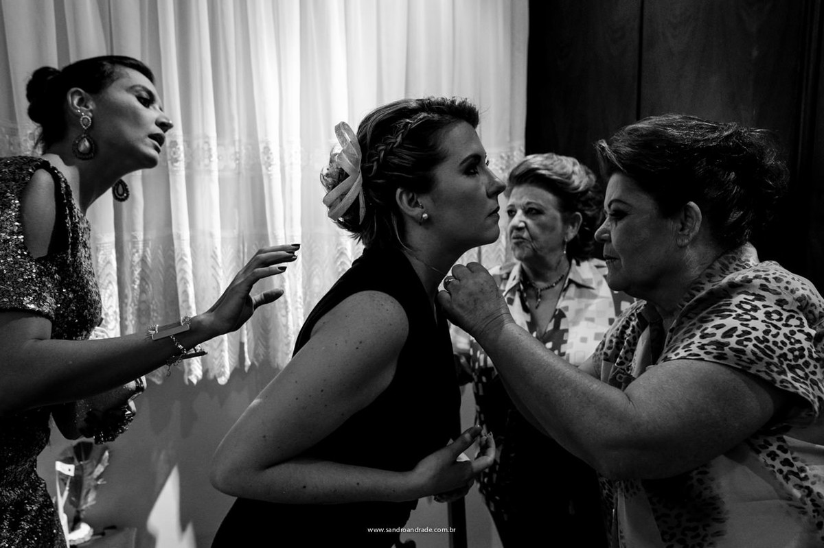 Os últimos detalhes da noiva com sua prima e suas tias. A casa das mulheres