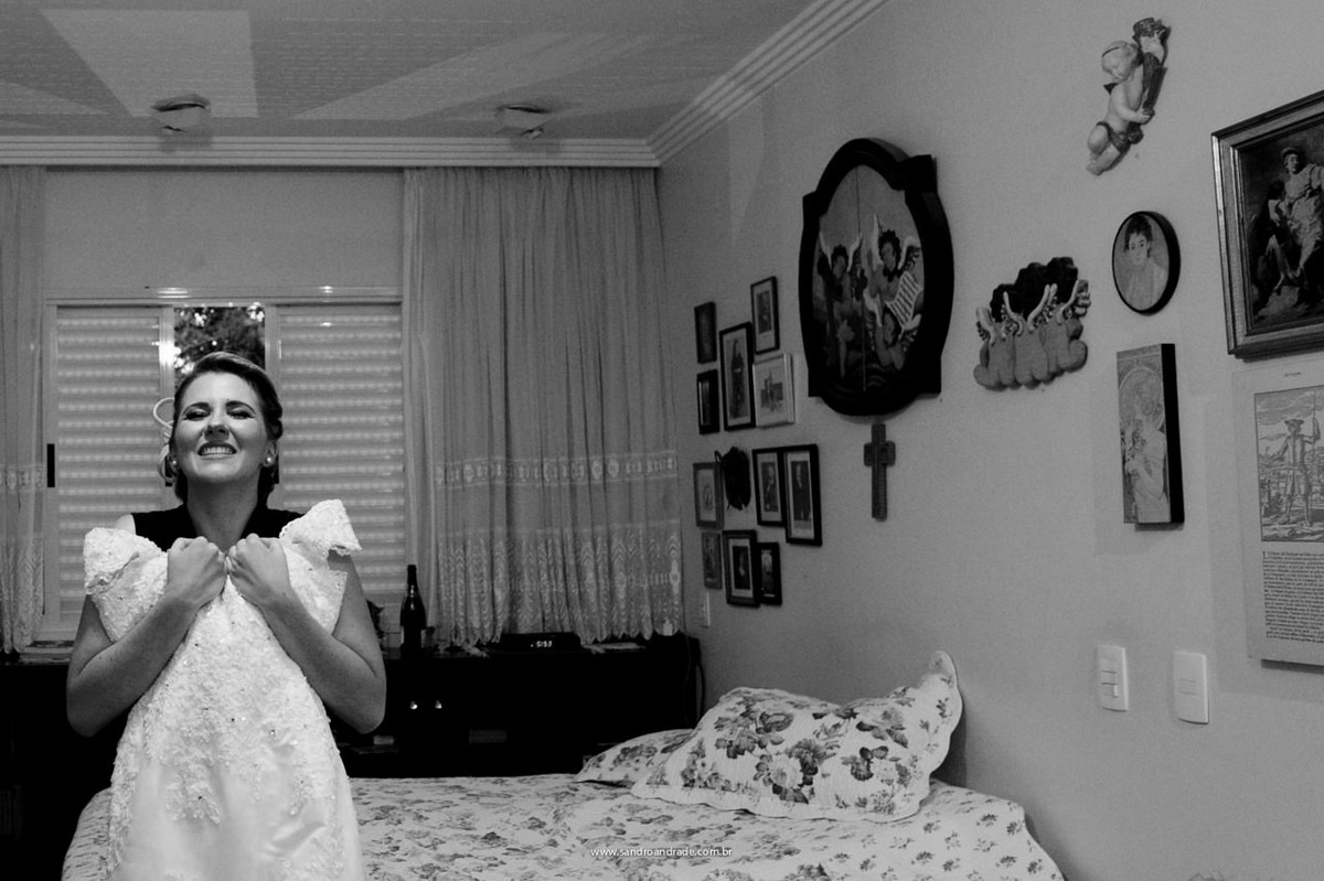 Felicidade ao realizar seu sonho, seu vestido de noiva, momentos antes do seu grande dia