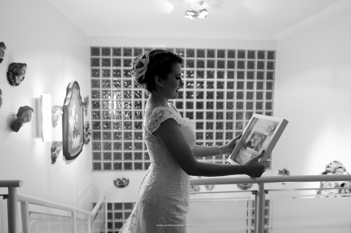 Recordando, a noiva vendo foto de seu falecido e amado pai, saudade é o sentimento