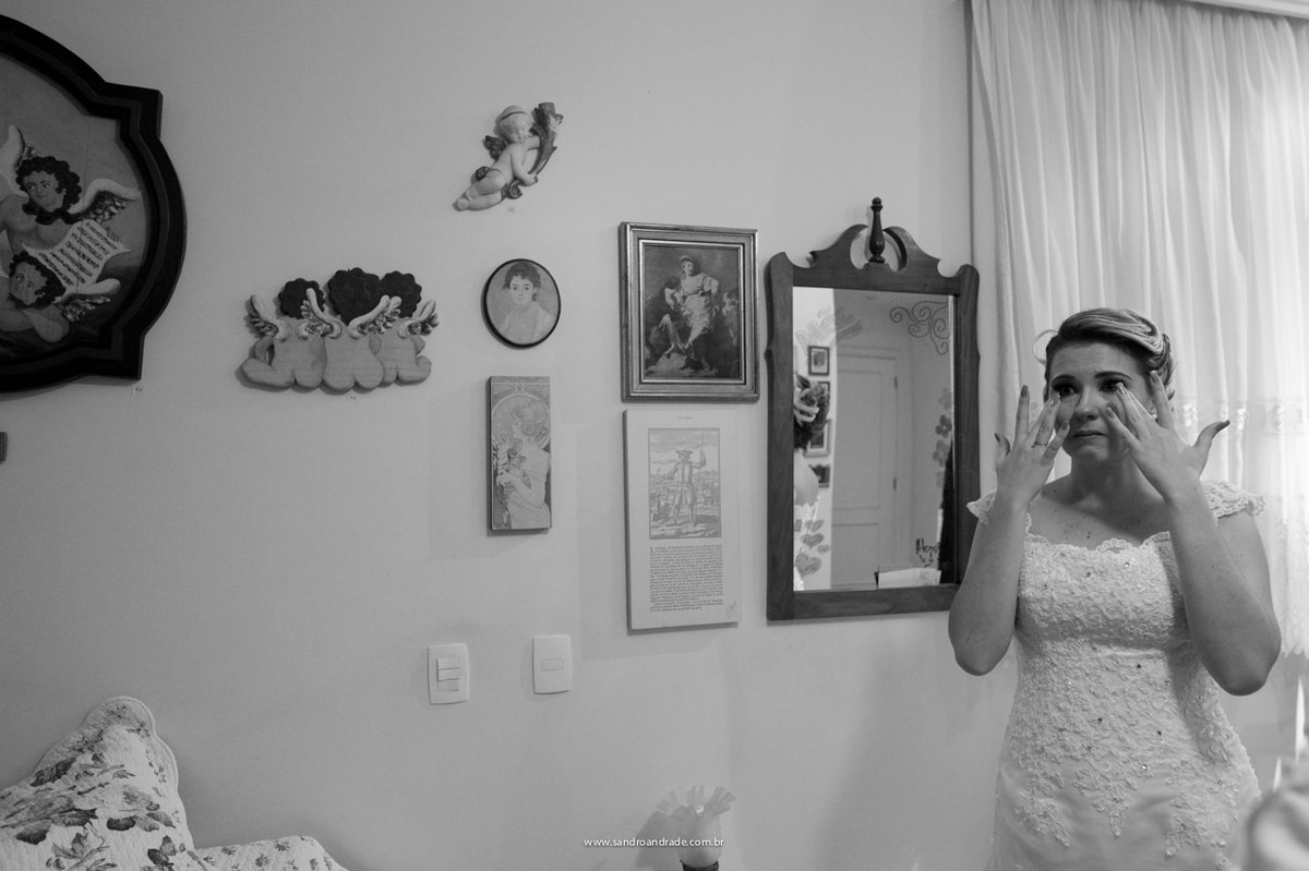 Emoção da noiva, ao pensar em seu saudoso pai