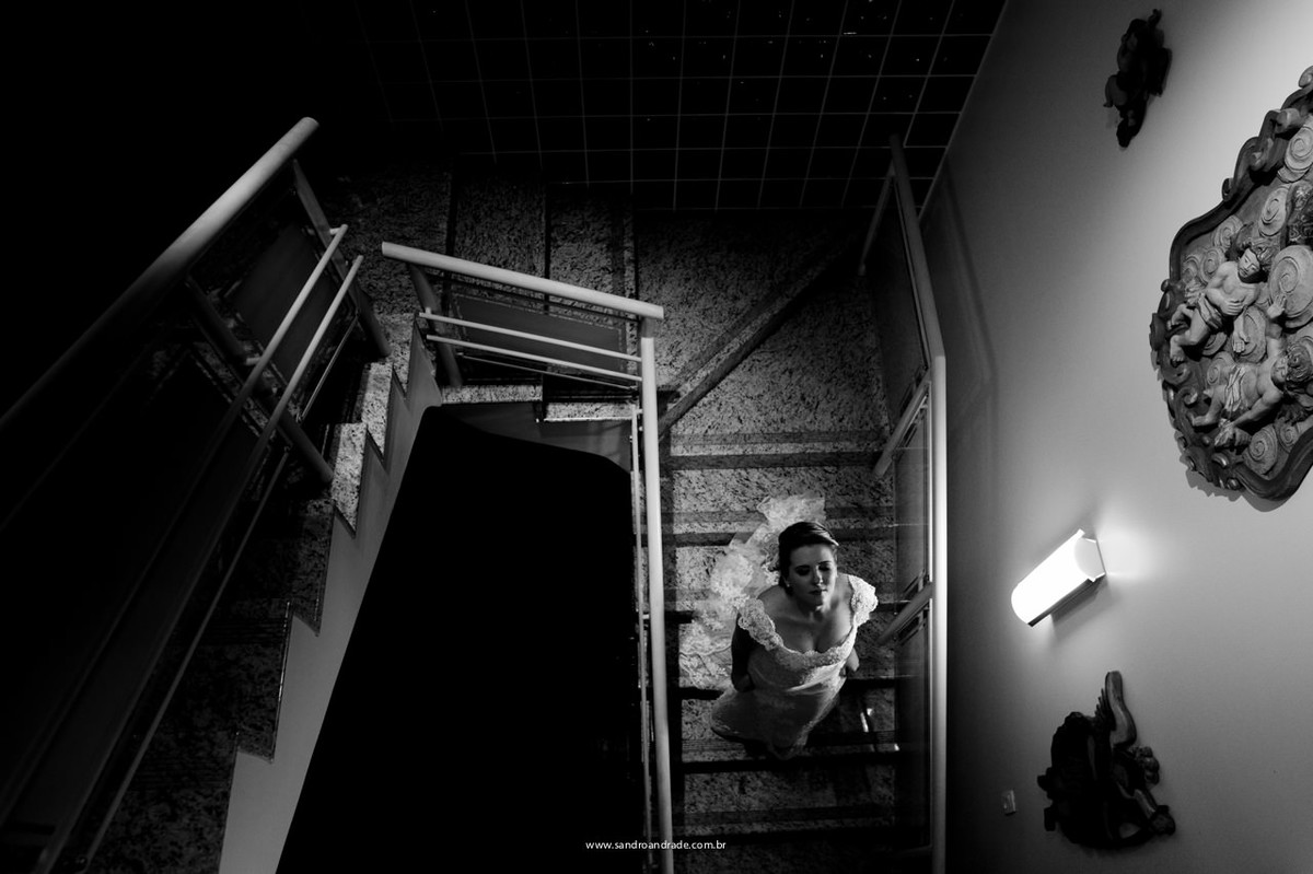 A noiva na escadaria de sua casa, antes da cerimonia