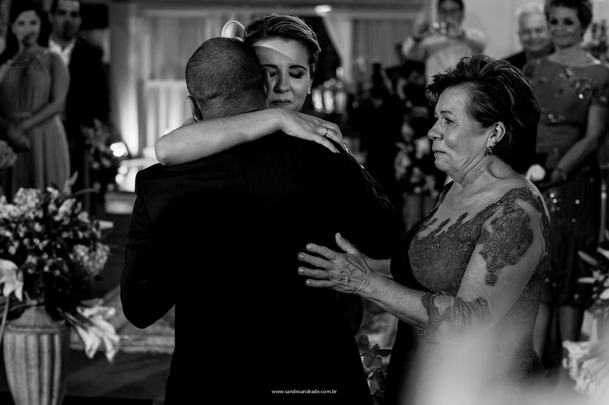 Entrega da noiva ao noivo, por sua mãe, emoção a flor da pele