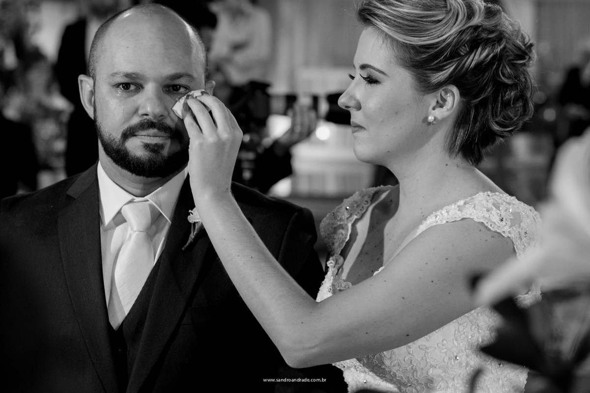 um toque, um gesto, um carinho, da noiva com seu amado