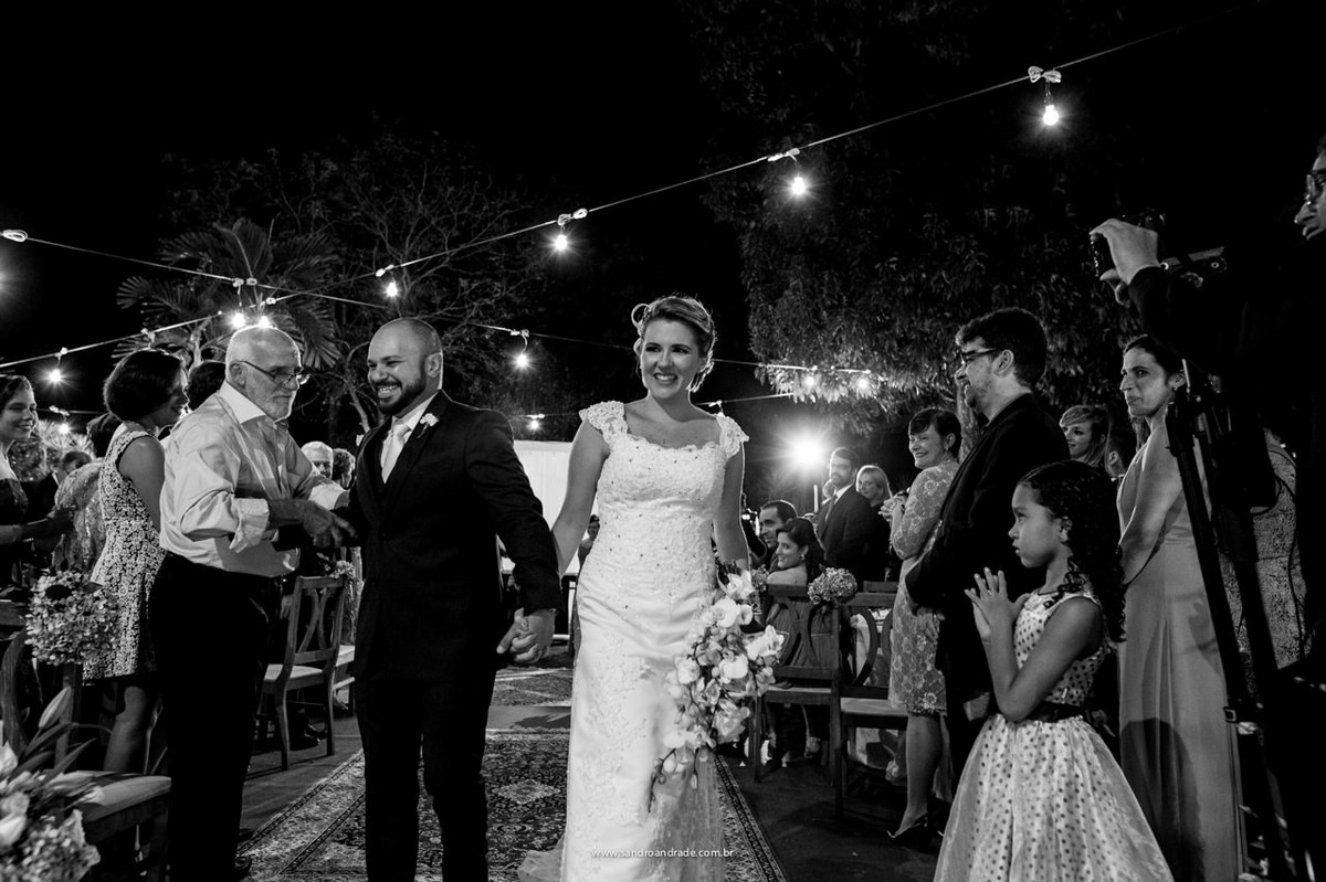 Saída dos noivos, final da cerimonia e o comprimento ao tio da noiva, irmão de seu pai