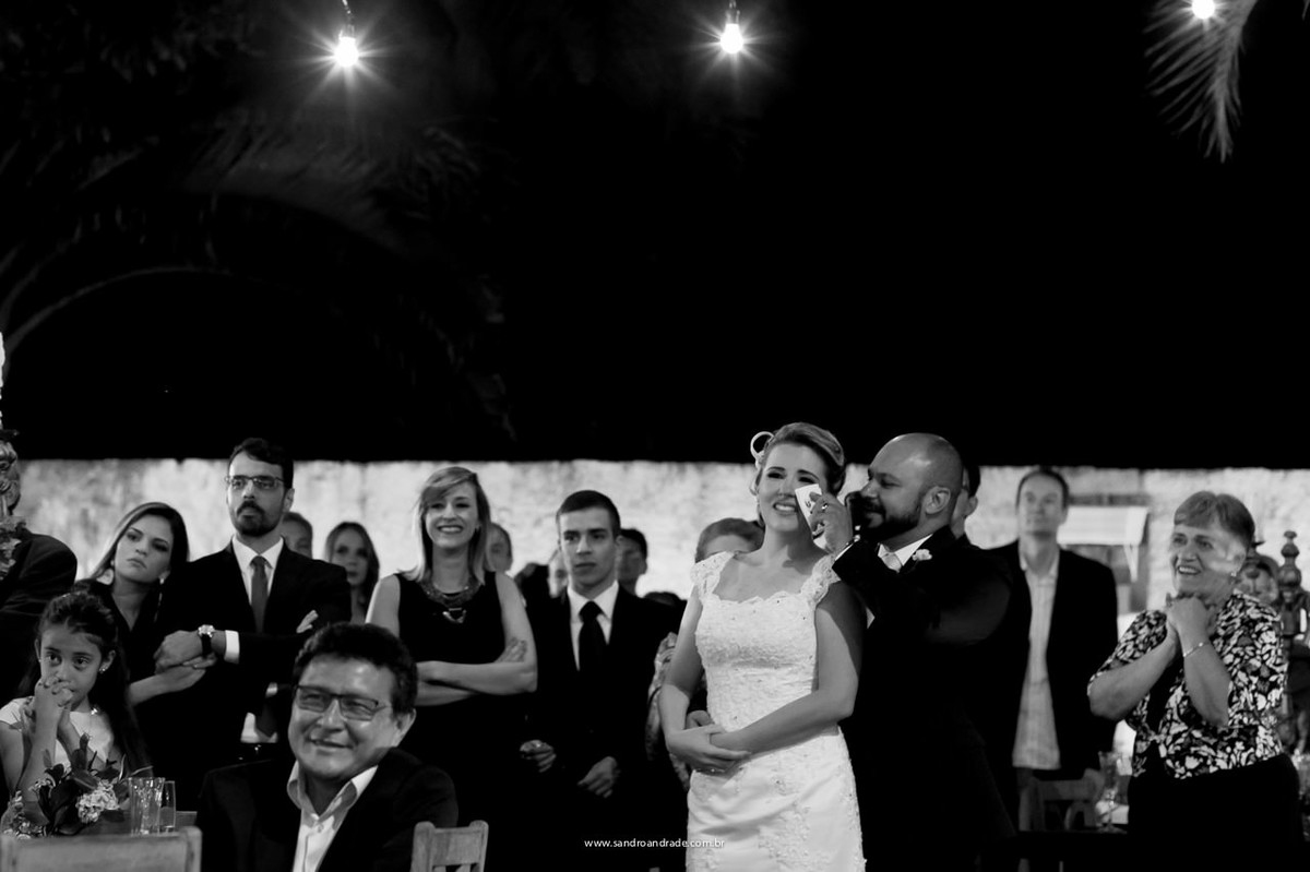 O cuidado do noivo com sua amada, um gesto, enxugar as lagrimas de sua amada