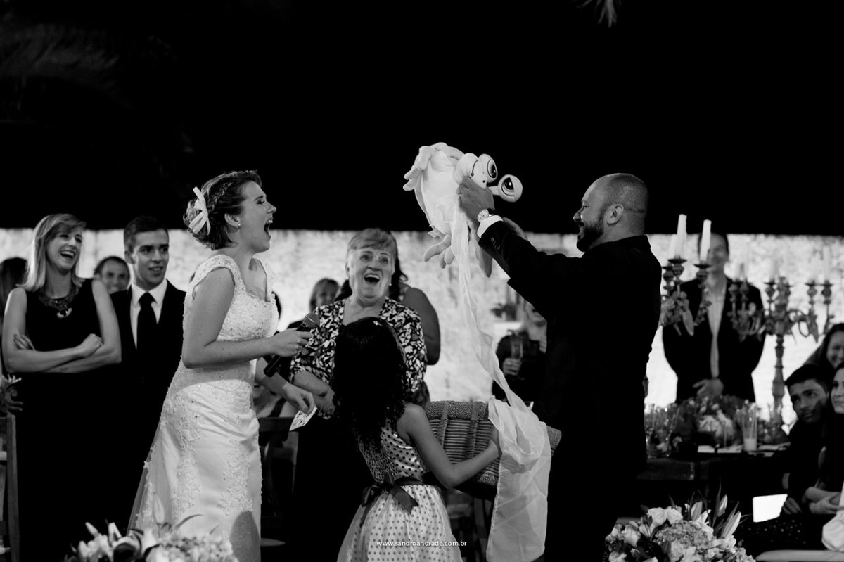 Relembrando uma aposta de que o noivo teria que pegar um caranguejo para conquistar sua amada