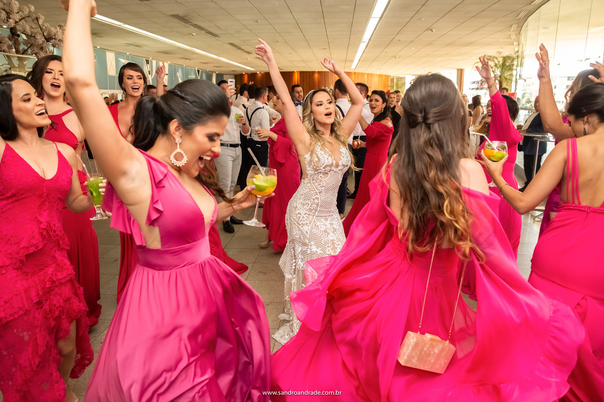 Todas elas dançando com a noiva e vão até o chão.