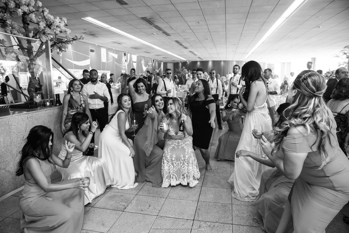 As mulheres da festa dançando com a noiva. Chão, chão, chão...