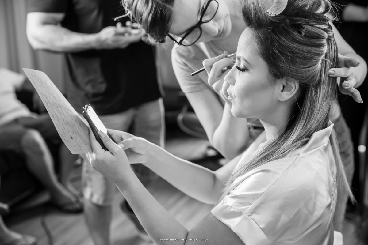 Julia está finalizando sua make perfeita, feita pela Isabel de Santis Makeup.