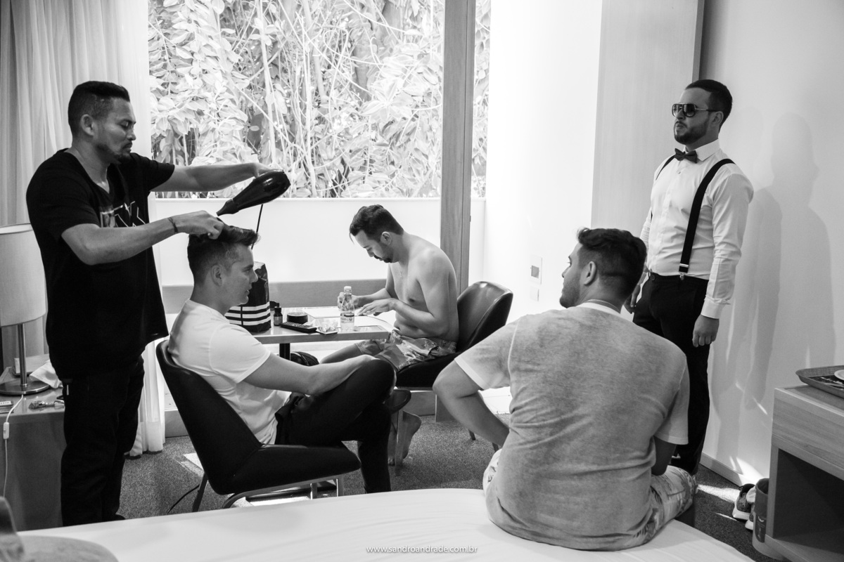 Os amigos e padrinhos se arrumando junto com o noivo.