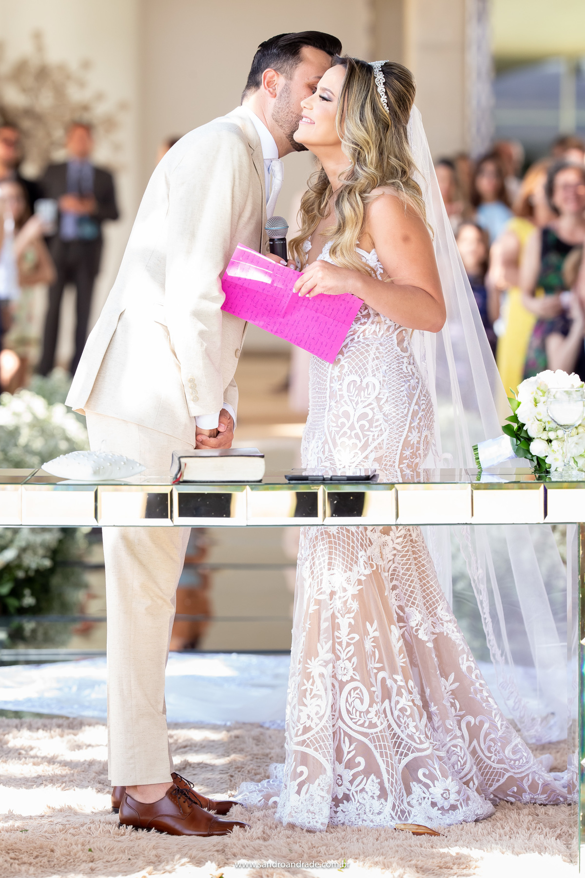 Carinhosamente ele cumprimenta ela com um beijo no rosto após os votos dela.